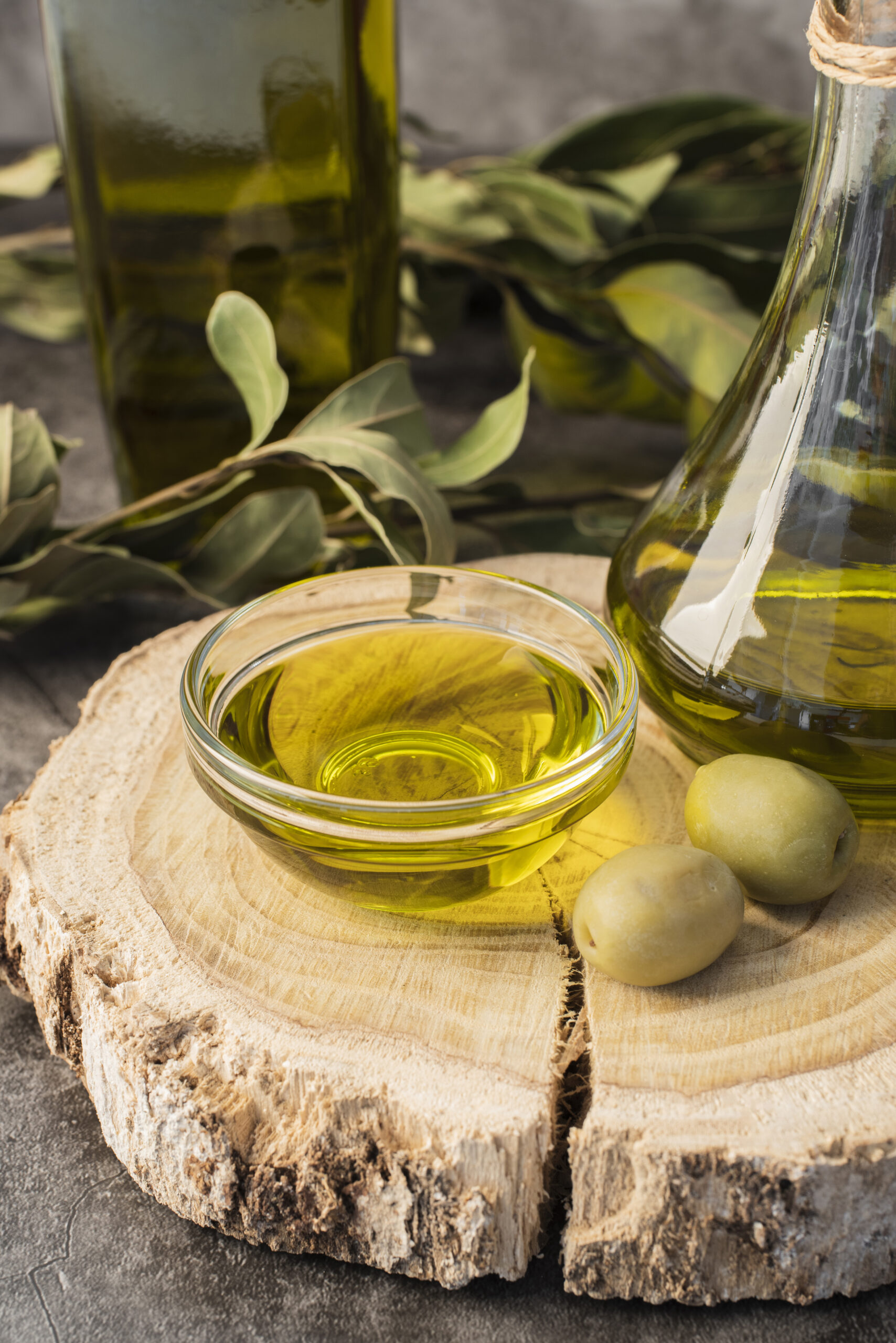 olio-d-oliva-e-olive-biologici-del-primo-piano