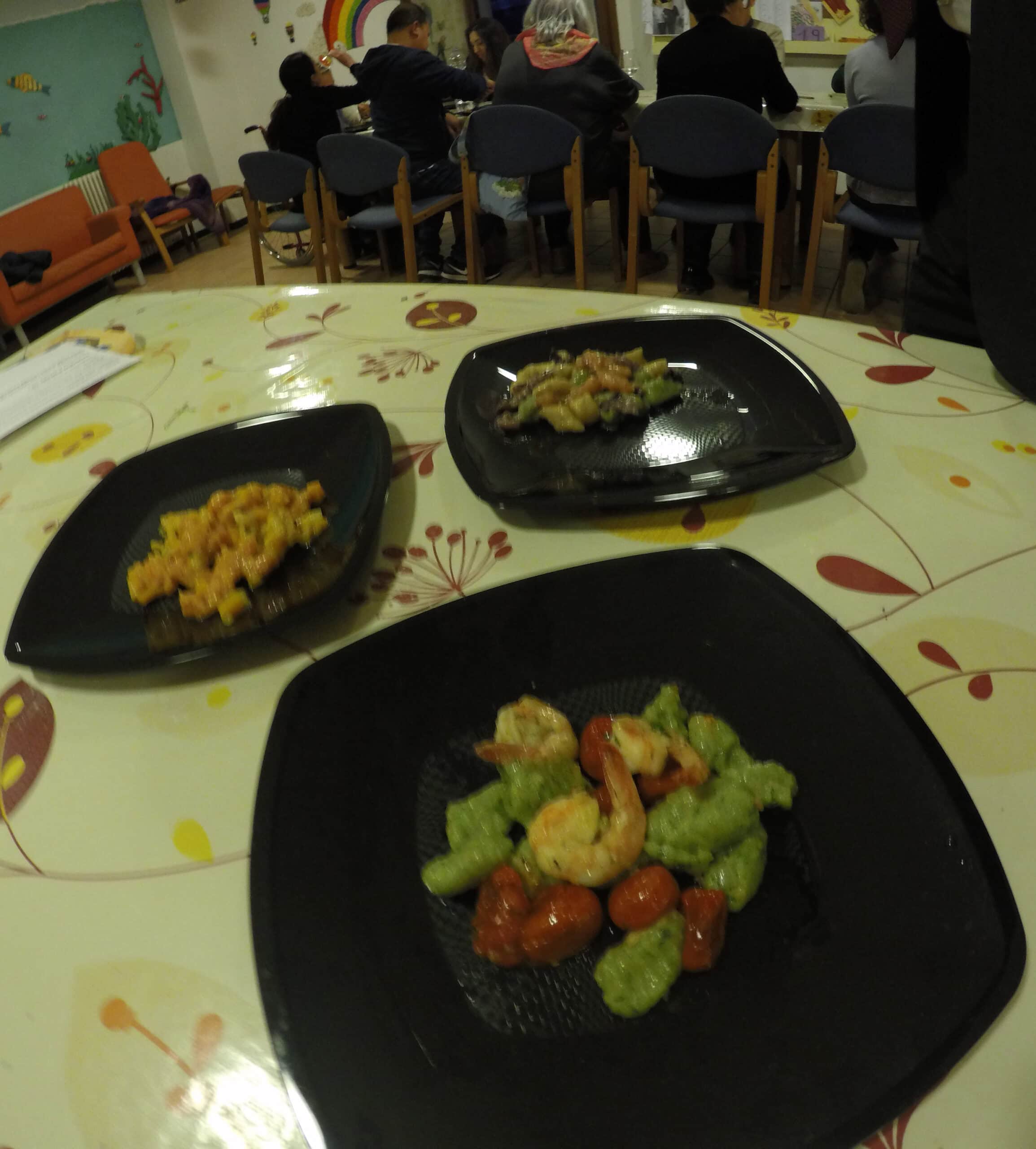 Gnocchi artigianali colorati - Cooking Class Divini Incontri Tre piatti di gnocchi artigianali di diversi colori preparati durante una cooking class.