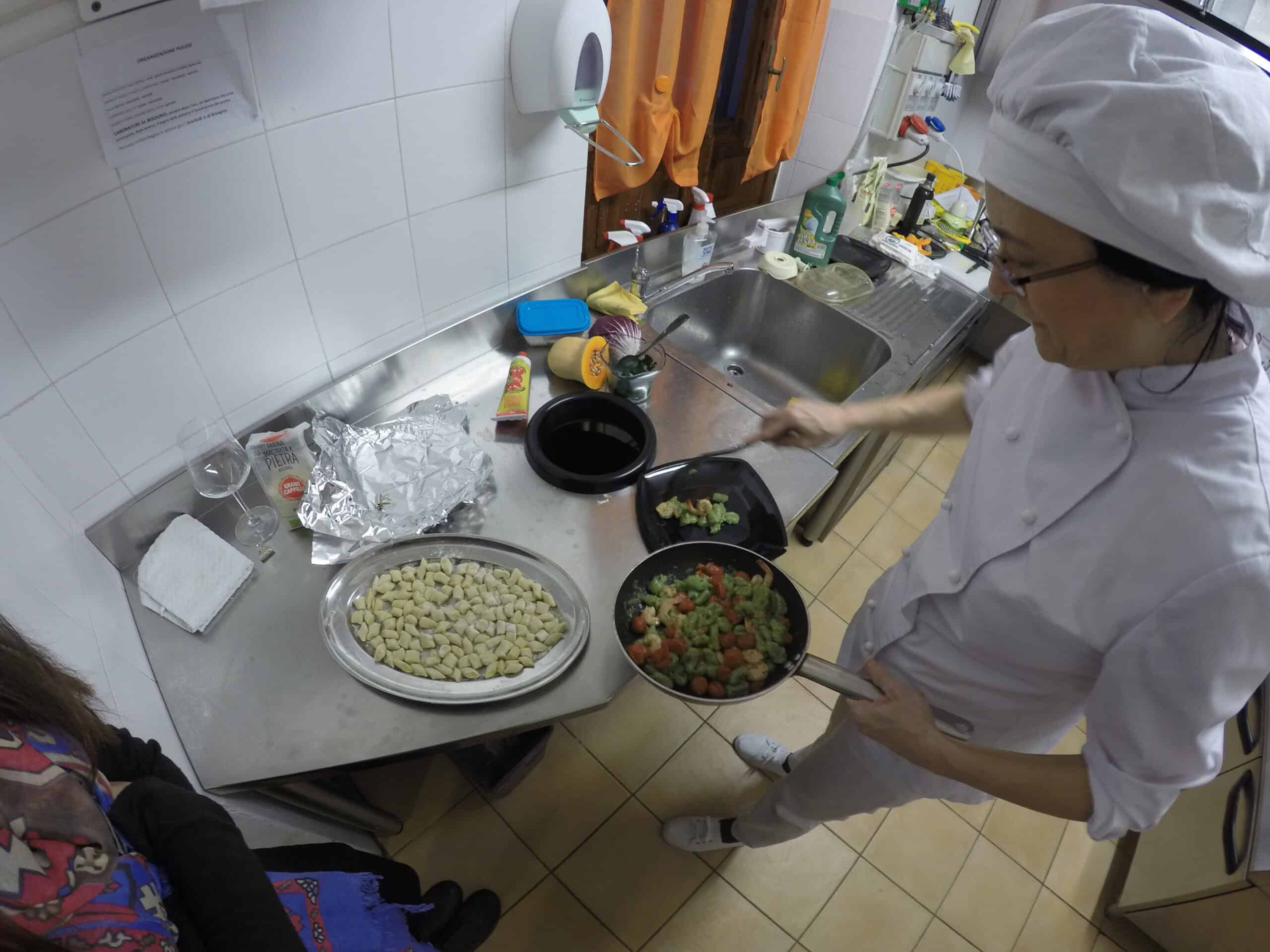 Preparazione piatti finali - Cooking Class Chef serve i piatti di gnocchi durante la fase finale della cooking class.