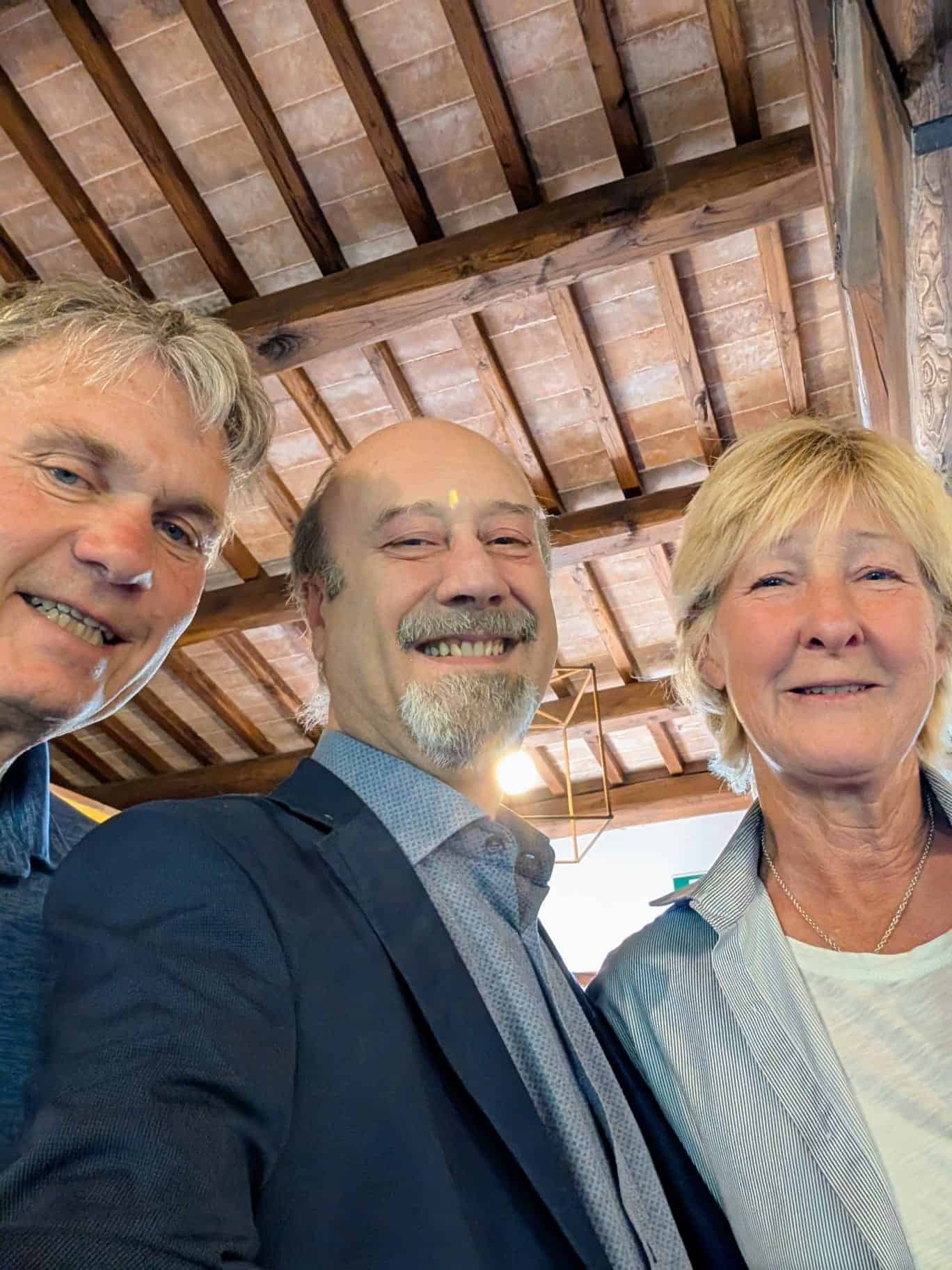 happy-wine-tasting-guests.jpg Happy guests smiling during a wine tasting experience in Tuscany