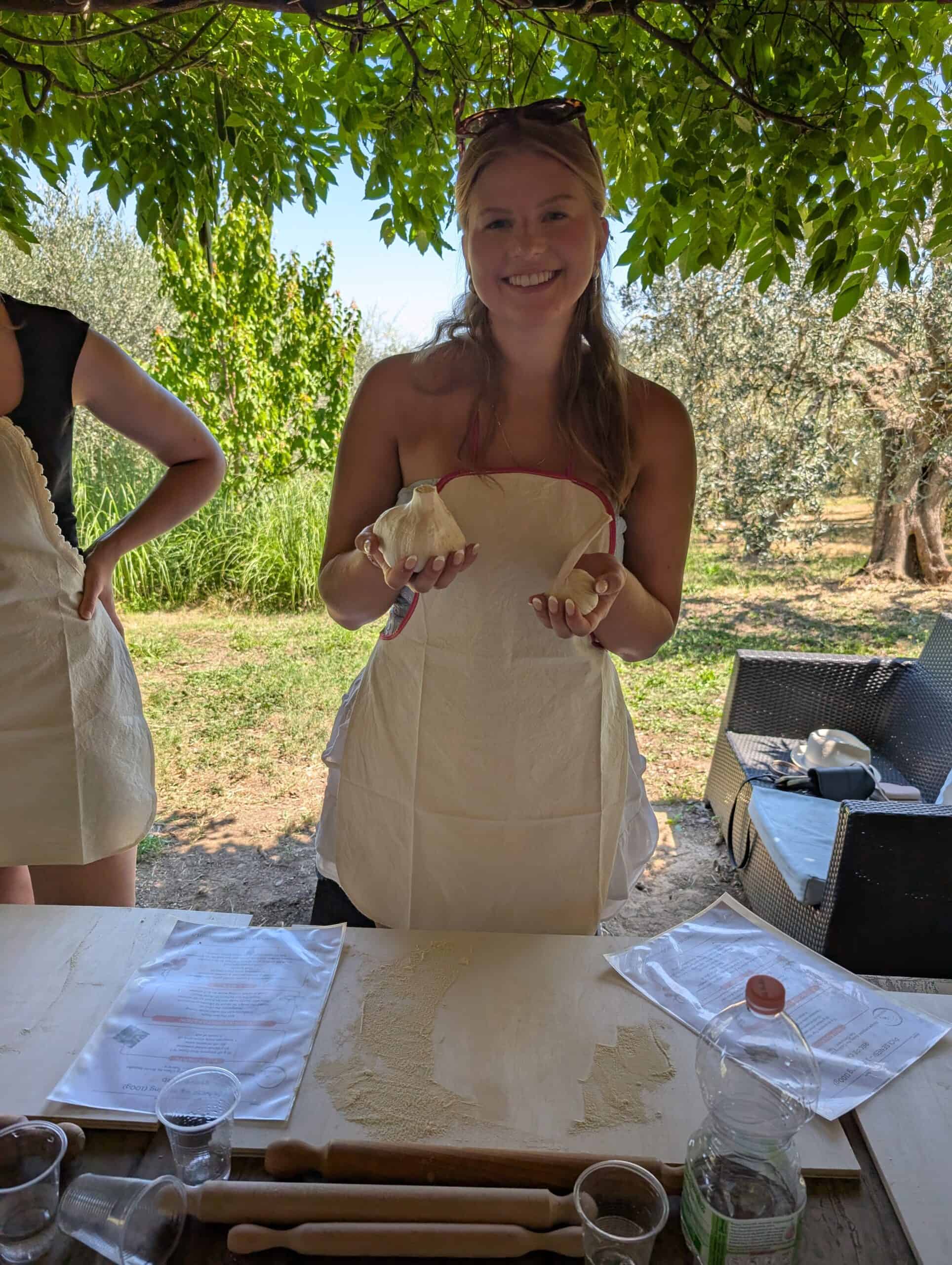 Tre piatti di gnocchi artigianali di diversi colori preparati durante una cooking class.