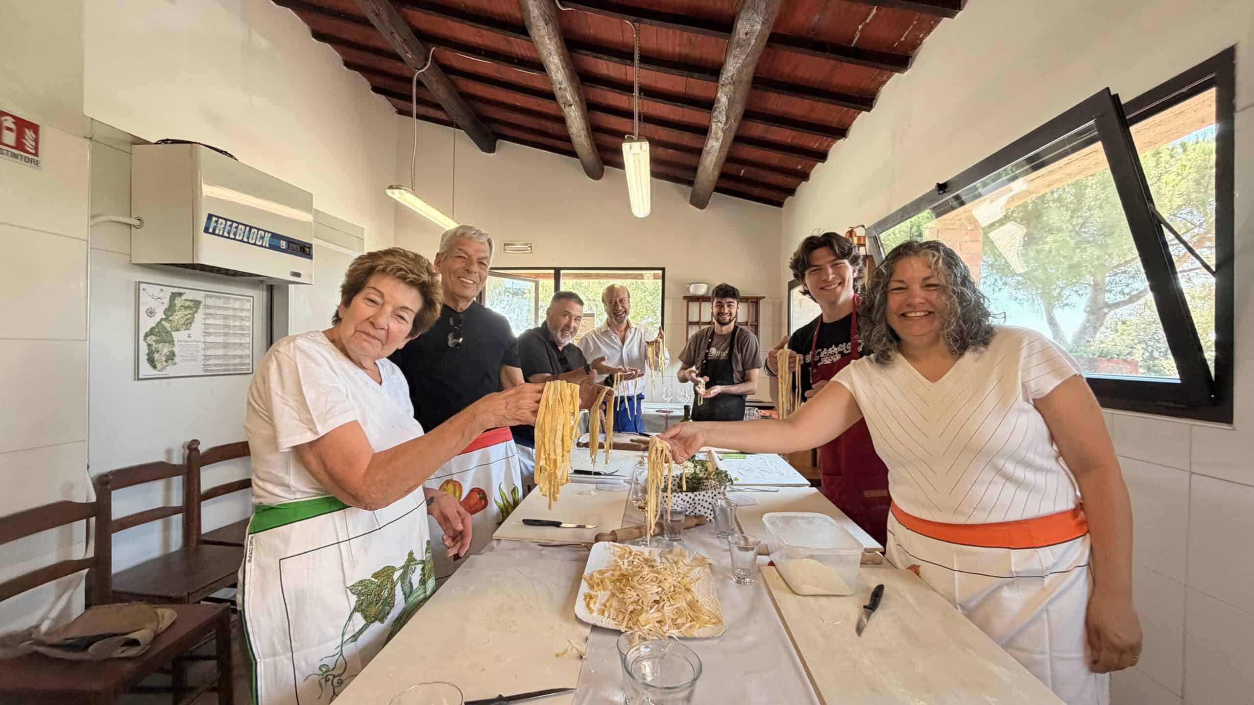 Ospiti durante una cooking class di pasta fresca a San Gimignano